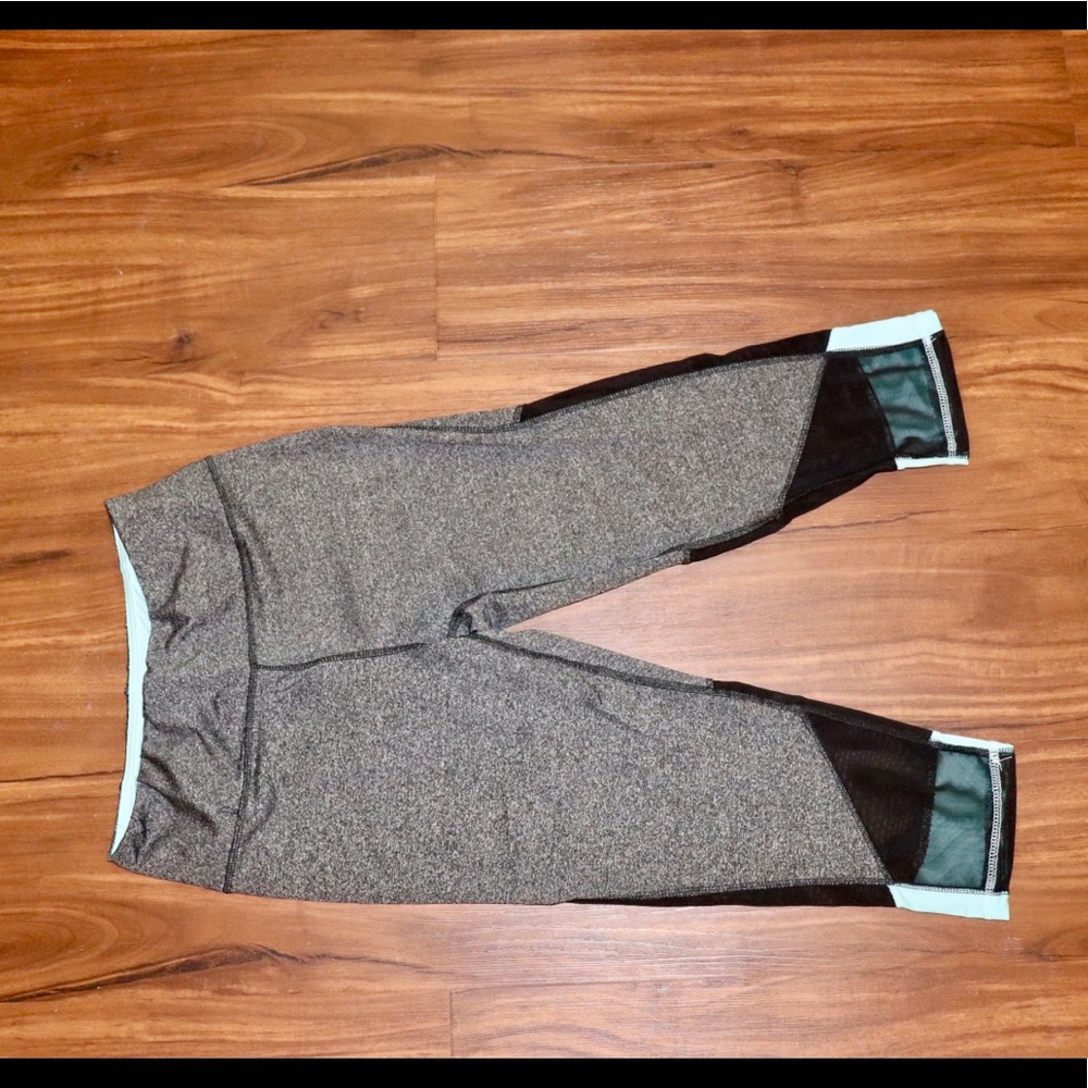 Crop leggings. Breathable mesh